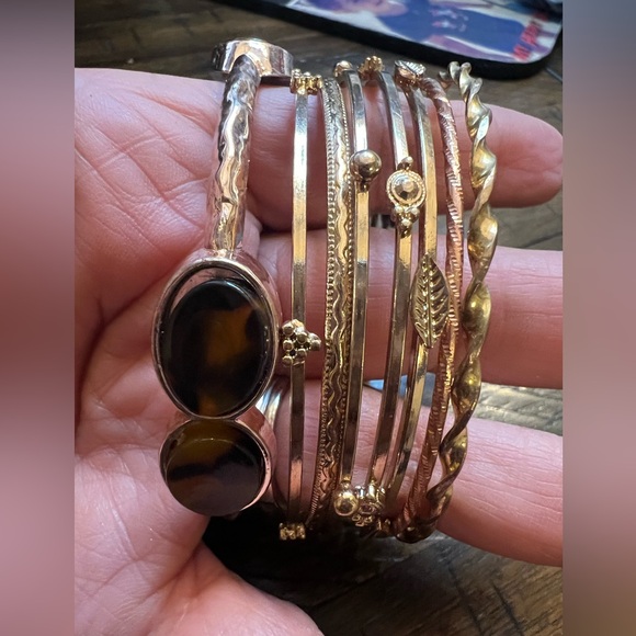 Lot of 8 Gold-Tone Elegant Stackable Bangles - Lot 890 - Picture 3 of 3